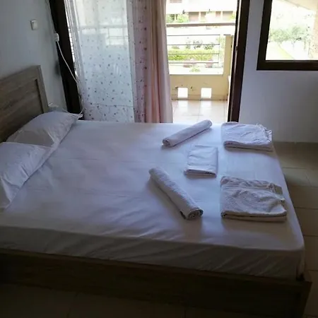 Feriehus μaisonette Of 6 Persons, 50 Meters From The Sea Yerakini